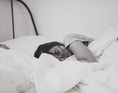 A woman sleeps well in comfortable bedsheets